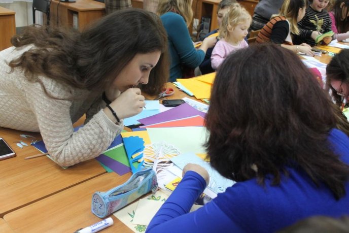 В обласній бібліотеці понад півсотні ужгородців навчались мистецтву витинанки – 18