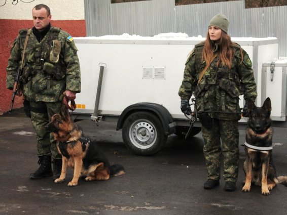 Четверо закарпатських кінологів разом зі службовими собаками вирушили у Маріуполь – 03