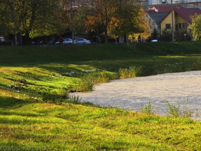 На березі Латориці у Мукачеві з’явилися купи пластикового сміття – 08 На березі Латориці у Мукачеві з’явилися купи пластикового сміття – 08