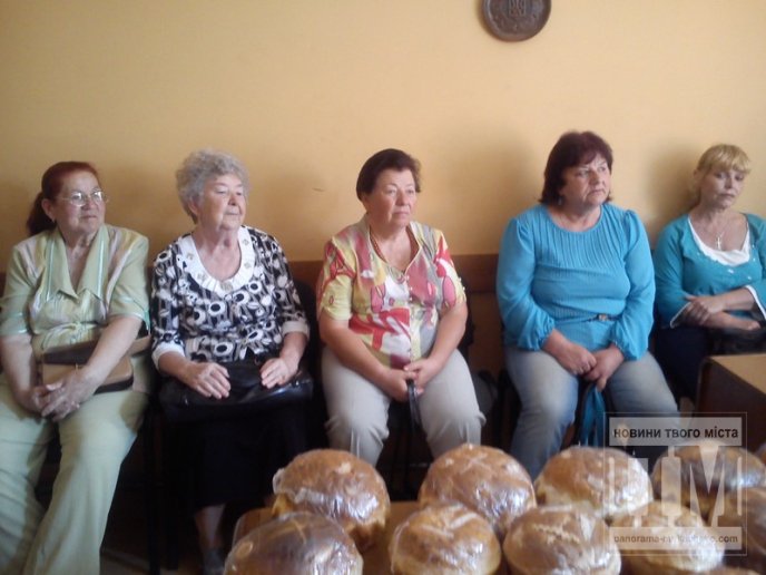 Місцевий осередок ВО "Батьківщина" роздавав безкоштовно паски (ФОТО) – 09