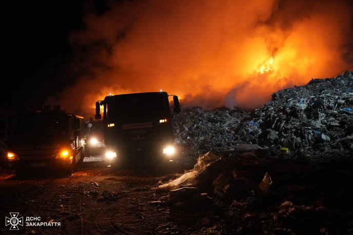 На Закарпатті з учора гасять значну пожежу: людям в окрузі радять зачинити вікна – 02