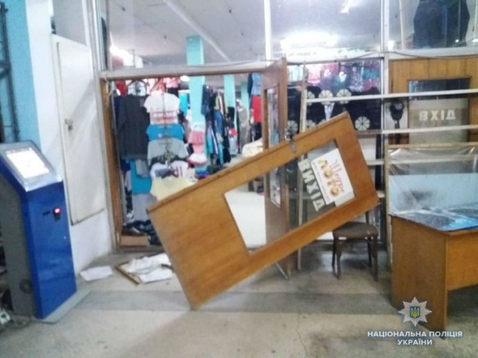 4 зловмисників вночі намагалися пограбувати ринок – 08