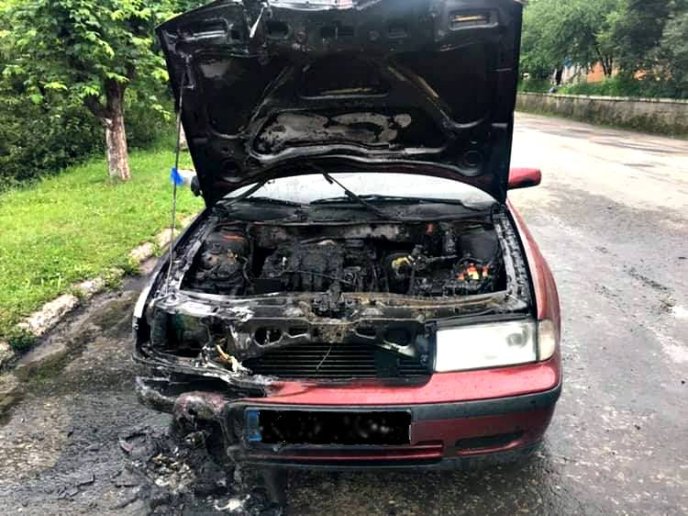 Посеред вулиці загорілась "Skoda Octavia" – 01