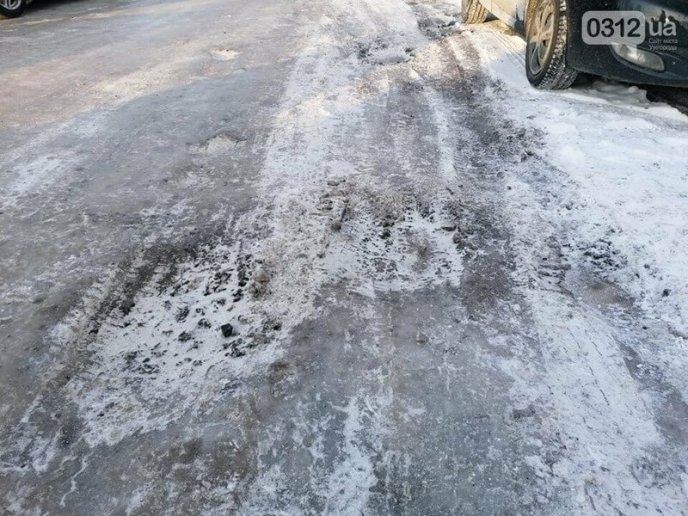 Обурені закарпатці зранку перекрили дорогу – 06