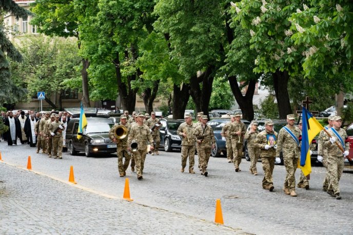 Залишилися дружина і троє дітей: на Закарпатті поховали військового – 02