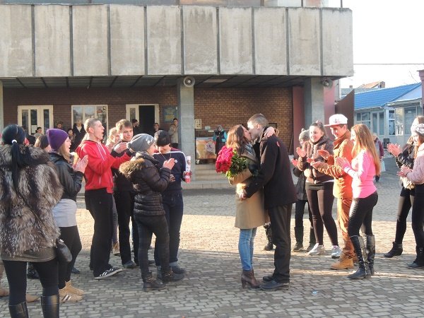 До Дня святого Валентина у центрі Берегова чоловік оригінально освідчився дівчині у коханні (ФОТО) – 12