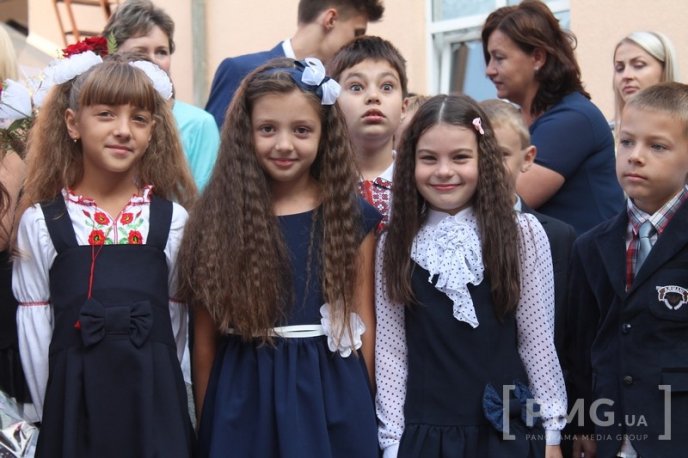 НВК "Гармонія" урочисто відзначила свято Першого вересня лінійкою у вишиванках – 03