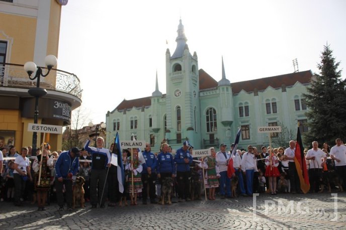 У Мукачеві урочисто відкрили чемпіонат світу зі слідової роботи службових собак – 44