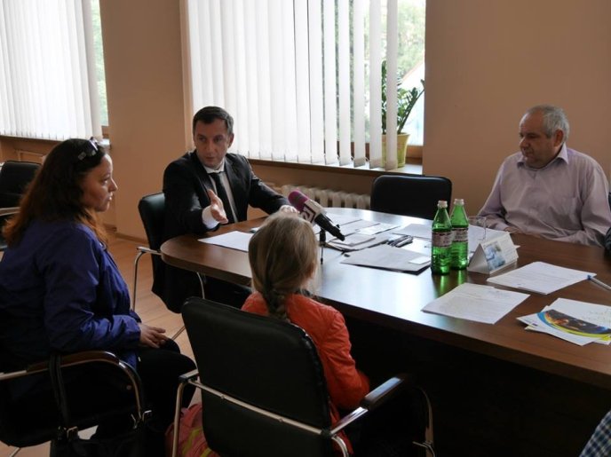 Водія маршрутки, який дверима придавив 4-річну дівчинку, відсторонили від роботи – 03