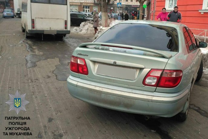 В Ужгороді евакуювали "Nissan", який перешкоджав руху – 03