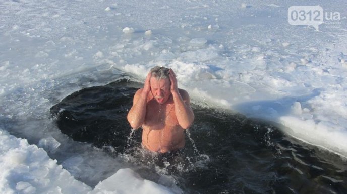 Сотні жителів обласного центру прийшли на берег річки Уж, аби освятити воду – 03