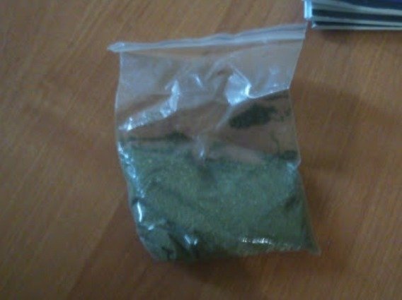 16-річний студент ніс із собою на пари в коледж марихуану. Вилучали наркотики на очах матері і директора – 02