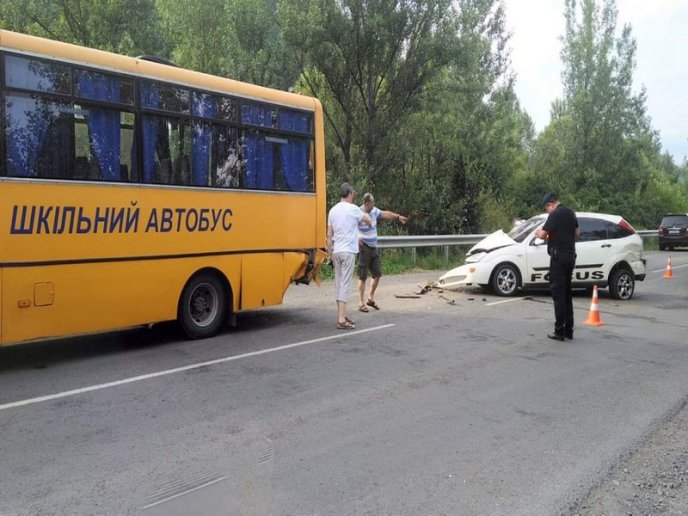 Шкільний автобус потрапив у аварію – 04