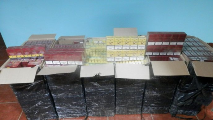 Тікаючи від прикордонників, контрабандисти покинули пакунки з сигаретами – 02