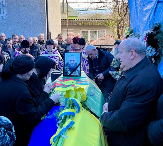 На Закарпатті провели в останню путь двох захисників-товаришів – 08