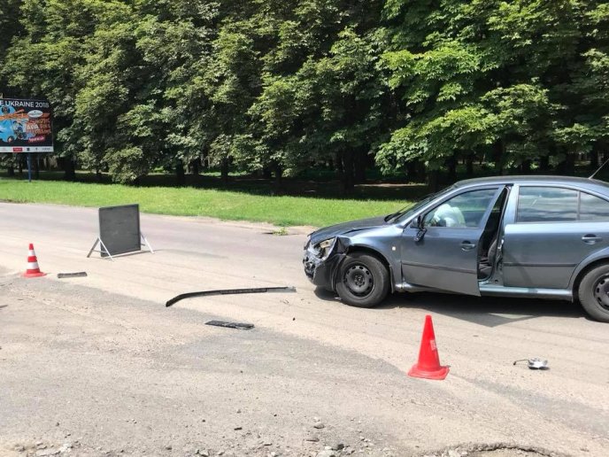 В Ужгороді ДТП: водій на "Шкоді" збив мотоцикліста – 07