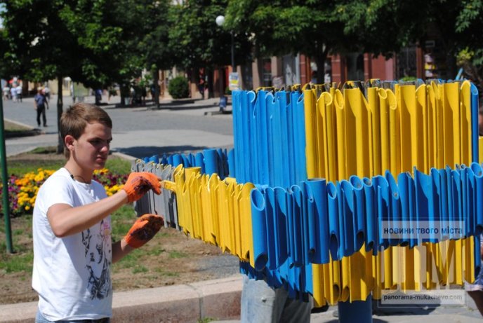 Фонтан у центрі Мукачева став жовто-блакитним (ФОТО) – 12