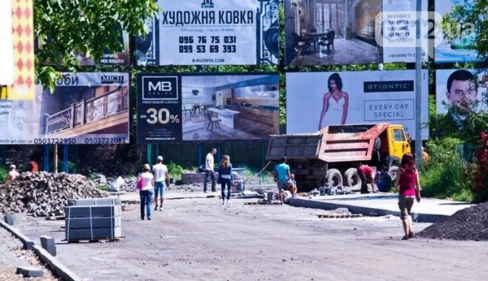 Чому ремонт на вулиці Антонівській в Ужгороді досі не завершили – 02