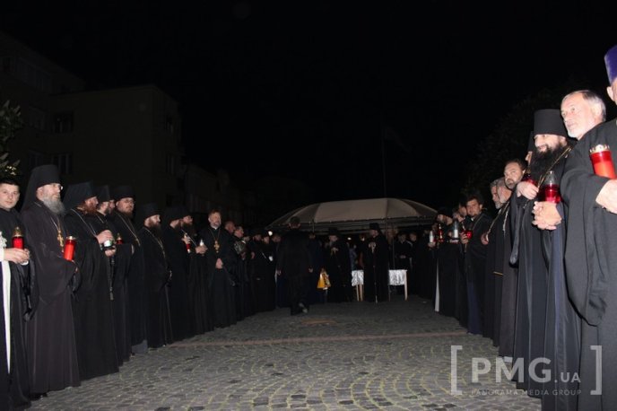 Мукачівці зустріли Благодатний Вогонь, який зійшов у Єрусалимі – 12