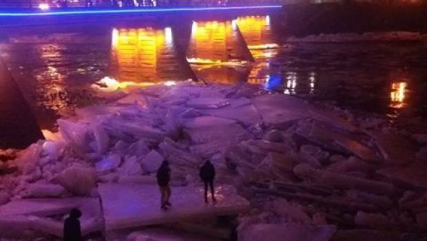 Небезпечні ігри молоді в Ужгороді: діти вилазять на брили льоду, які течією прибило до берега – 02