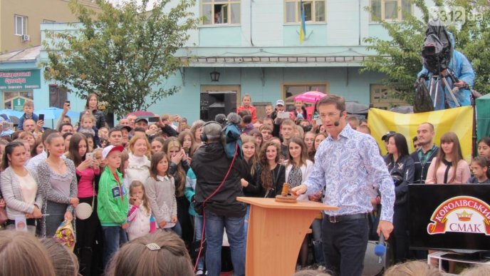 "Караоке на Майдані" в Ужгороді: відоме ім’я переможця програми – 02