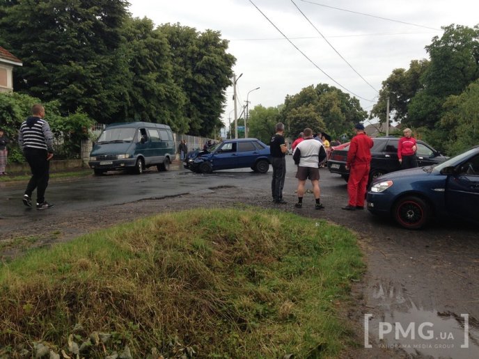 На вулиці Червоноармійській в потрійному  ДТП дивом вціліли люди – 01