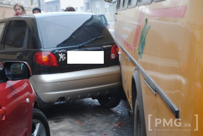 У центрі Мукачева маршрутка зіткнулась з іномаркою "Daewoo Matiz" – 01