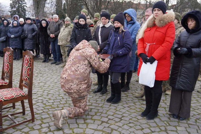Ужгород навколішки провів в останню дорогу захисника – 03