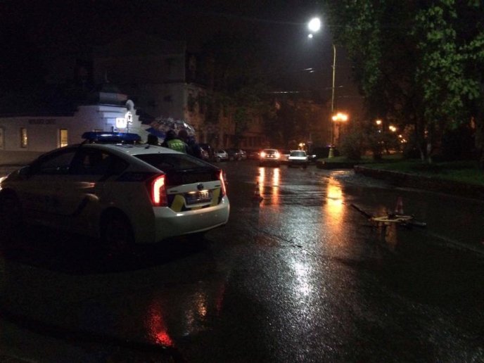 Біля ЗОШ №4 в Ужгороді авто збило хлопчика-велосипедиста: дитину забрала швидка – 03