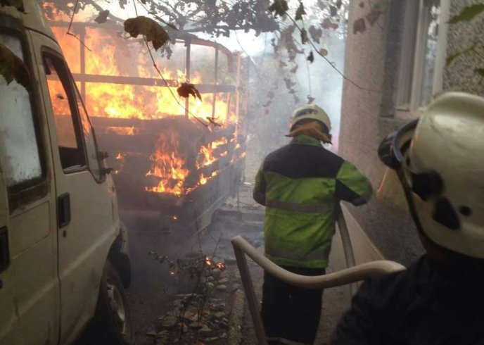 У Хусті вогнеборці гасили палаючий причіп – 01 У Хусті вогнеборці гасили палаючий причіп – 01