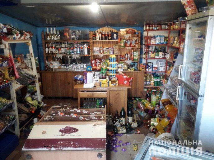 17-річний хлопець пограбував магазин і пригощав краденим знайомих – 01