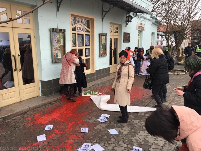 В центрі Ужгорода кількох жінок невідомі облили фарбою – 01