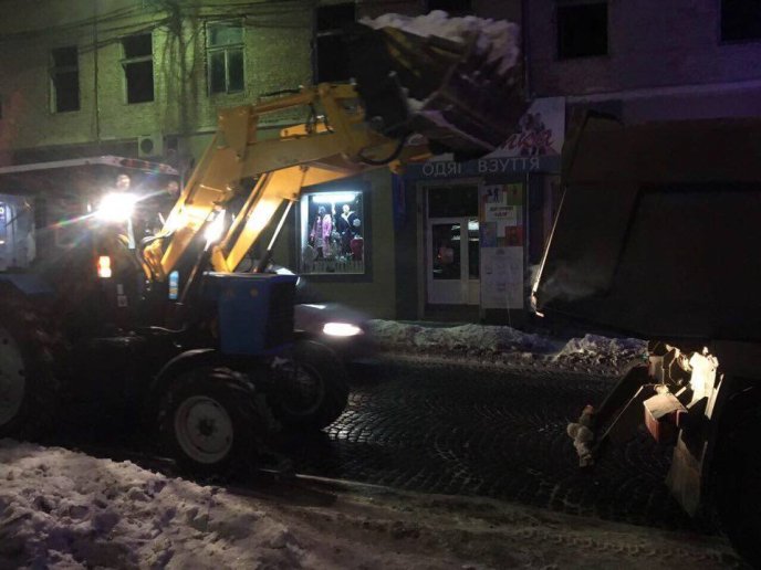 Мукачівські комунальники цілу ніч розчищали вулиці від снігу – 04