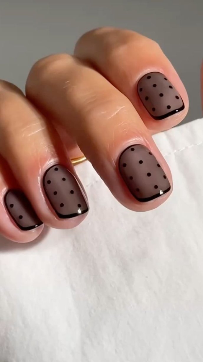 Нігті в горошок