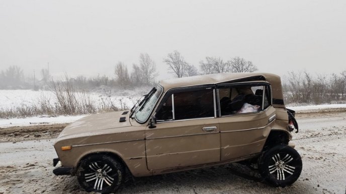 На засніженій дорозі зіткнулись мікроавтобус і легковик – 02