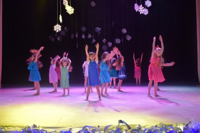 В Ужгороді влаштували святковий концерт для дітей – 15