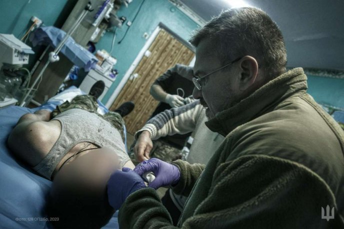 Тут рятують життя: 128 бригада показала фото зі стабілізаційного пункту – 04