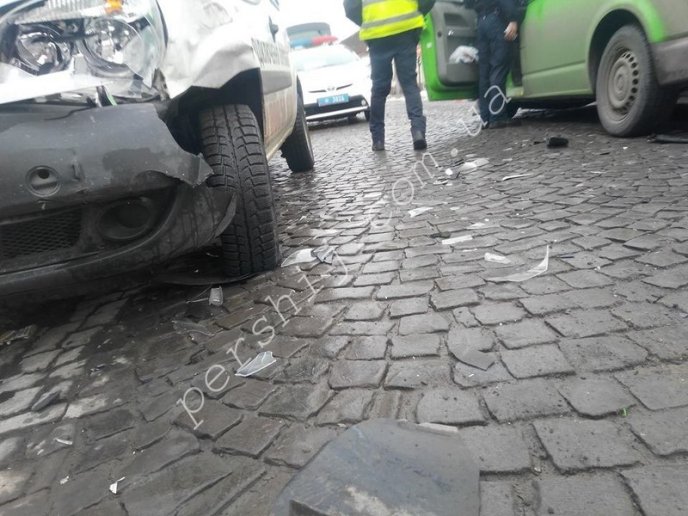 У Мукачеві інкасаторський автомобіль "Приватбанку" потрапив у ДТП – 05 У Мукачеві інкасаторський автомобіль "Приватбанку" потрапив у ДТП – 05