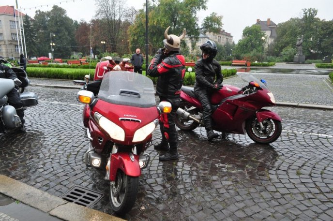 Вулицями Ужгорода проїхалися байкери на унікальних мотоциклах – 08