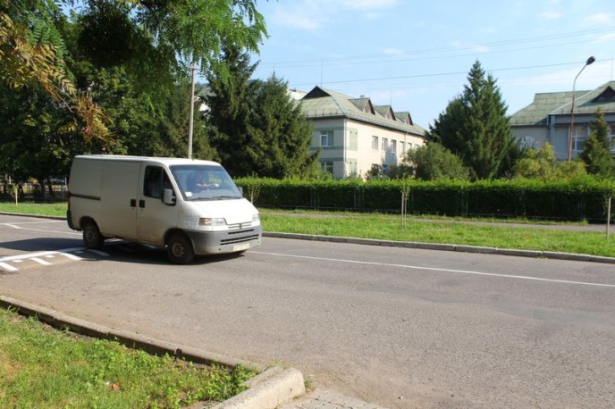На дорогах Мукачева з’явилася нова дорожня розмітка: її поновлено у всіх мікрорайонах міста – 12