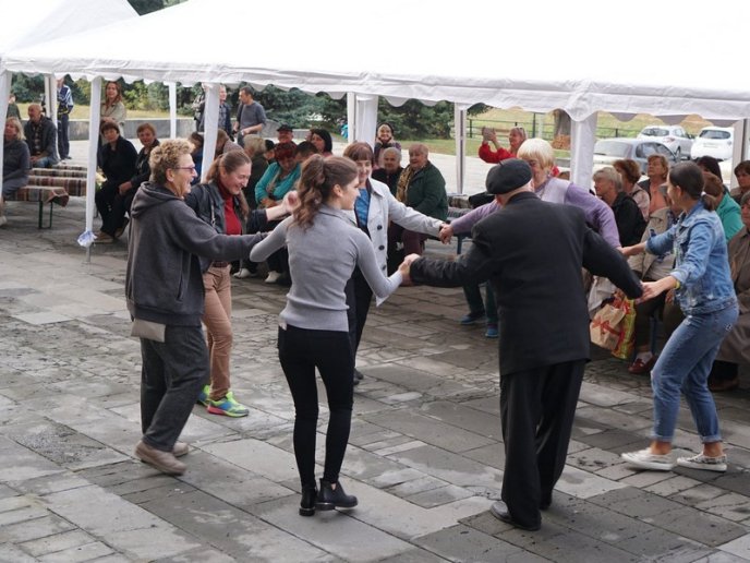 Салон краси просто неба: в Ужгороді зробили подарунок для людей похилого віку – 08 Салон краси просто неба: в Ужгороді зробили подарунок для людей похилого віку – 08
