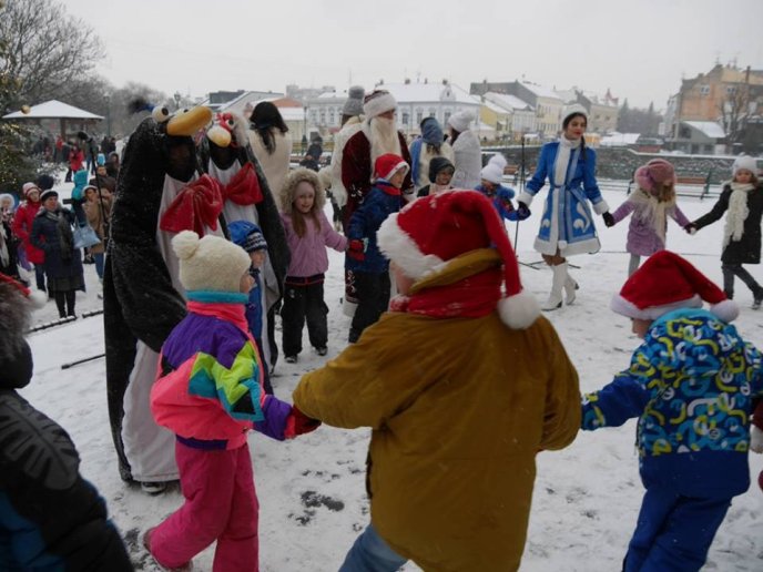 Хороводи, конкурси, подарунки: в Ужгороді відбувся святковий флешмоб "Колядуймо разом" – 19 Хороводи, конкурси, подарунки: в Ужгороді відбувся святковий флешмоб "Колядуймо разом" – 19