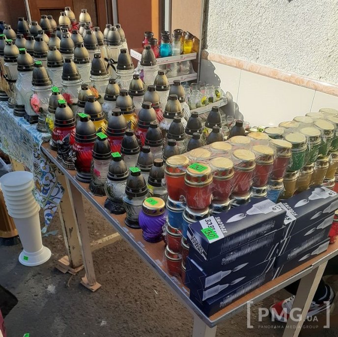 Закарпатці готуються до 1 листопада: скільки коштують вінки, квіти та свічки цього року – 02