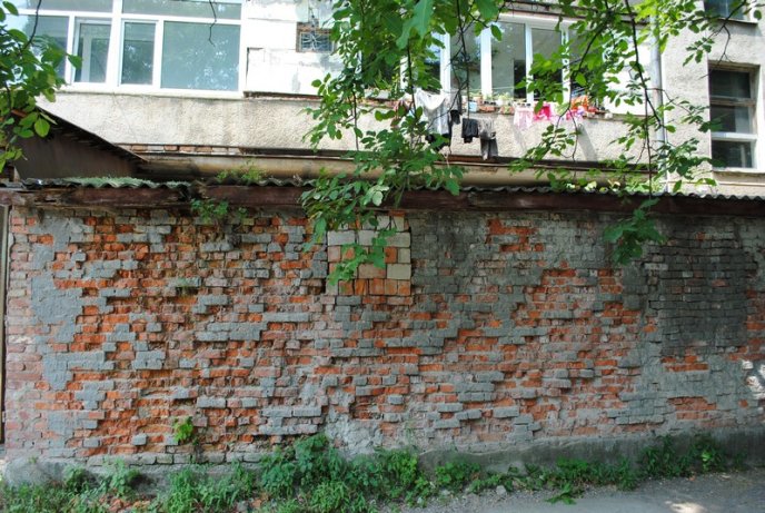 Мешканці житлового будинку по вулиці Московській потерпають від сусідства з напівзруйнованою будовою (ФОТО) – 01