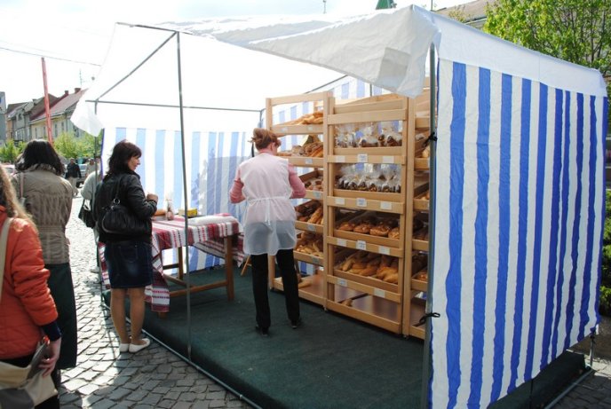 Передпасхальна ярмарка стартувала на центральній площі Мукачева (ФОТО) – 02