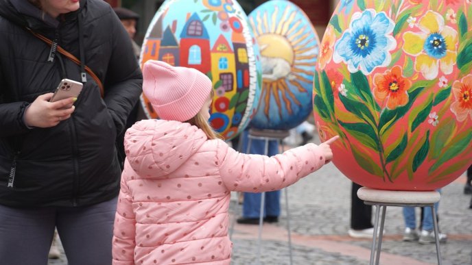 У центрі Мукачева проводять виставку макетів великих писанок – 08