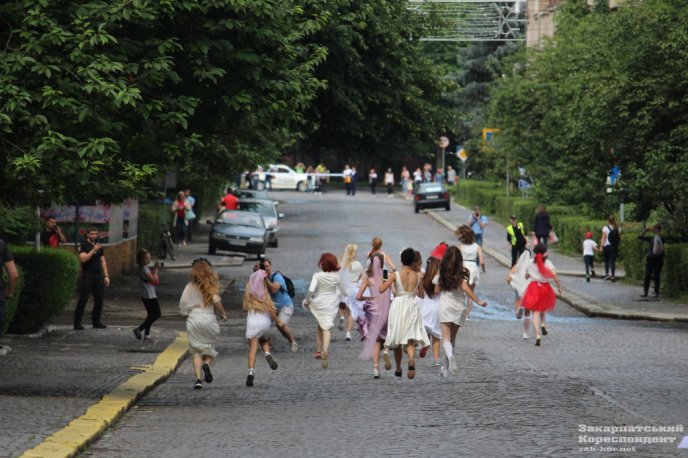 Весільна сукня та кросівки: в Ужгороді відбувся забіг у стилі "наречена-втікачка" – 06