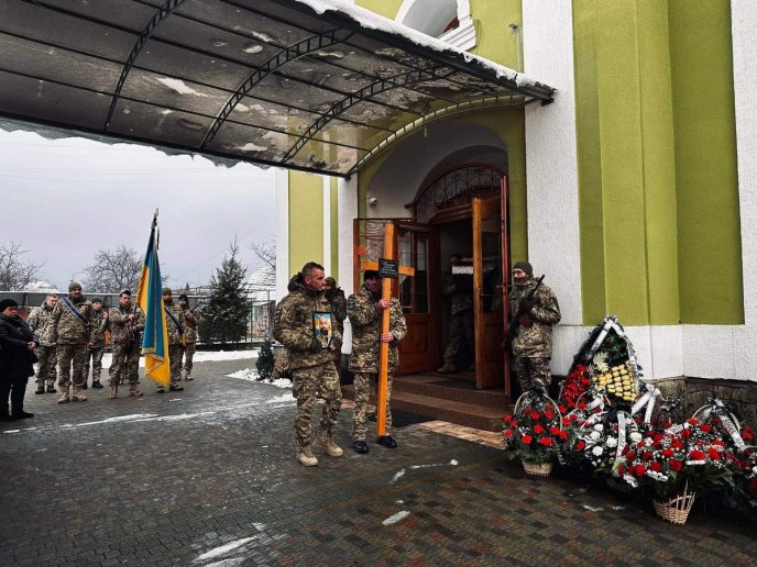 До війни працював дитячим хірургом: на Закарпатті поховали Героя – 04 До війни працював дитячим хірургом: на Закарпатті поховали Героя – 04