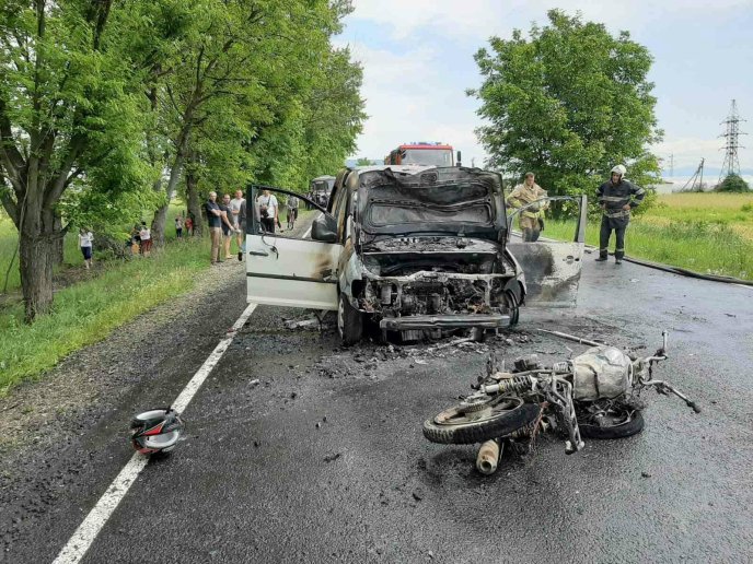 Моторошна аварія: після зіткнення транспортні засоби загорілися – 01 Моторошна аварія: після зіткнення транспортні засоби загорілися – 01