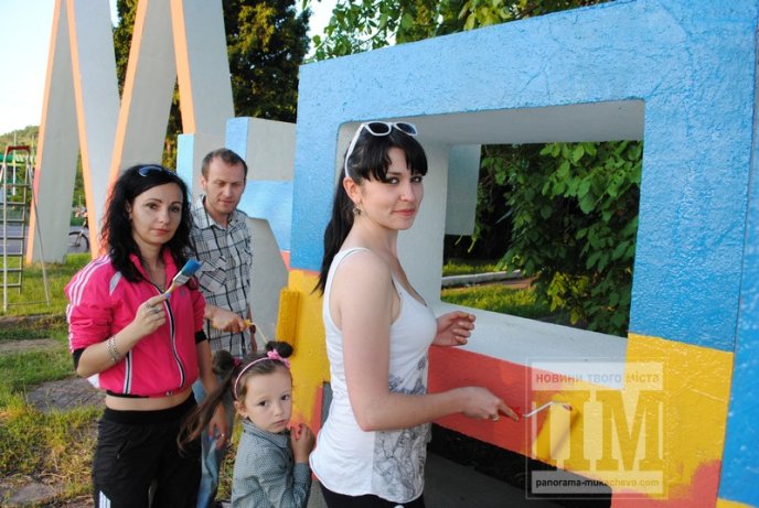 Вказівник Мукачево отримав "обличчя" кольорів державного прапору (ФОТОРЕПОРТАЖ) – 19